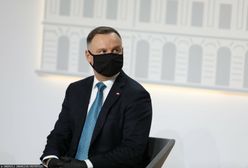 Szczepienie Andrzeja Dudy. Karetka przed Pałacem Prezydenckim