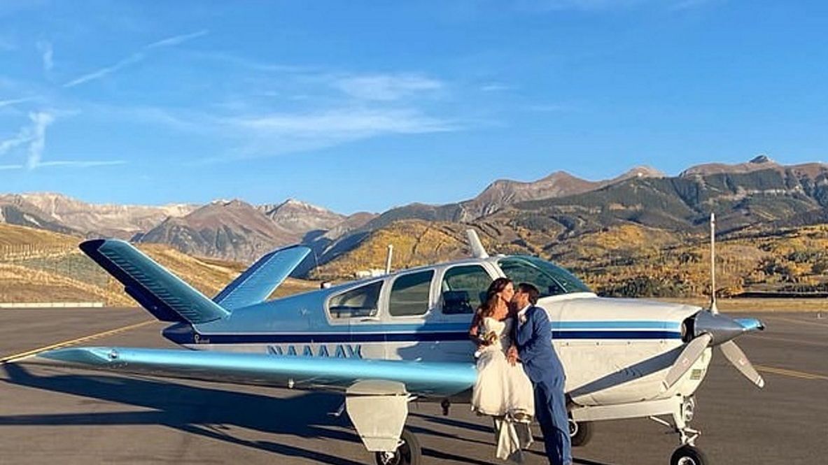 Młoda para zaledwie cztery dni po ślubie zginęła w wypadku awionetki w Kolorado. 