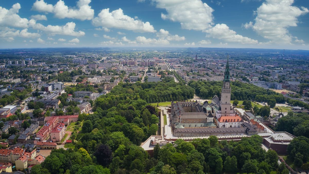 Panorama of Czestochowa
Aerial view of Czestochowa with the Jasna Gora Monastery.
ysuel