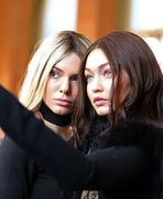 Kendall Jenner blondynką, Gigi Hadid brunetką. Skąd ta zmiana?