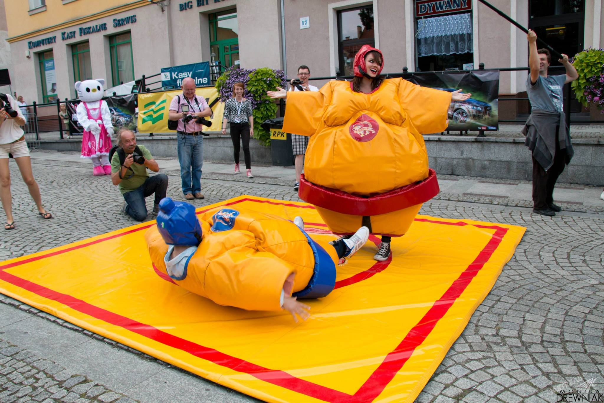 Ewa Farna w kostiumie zawodnika sumo