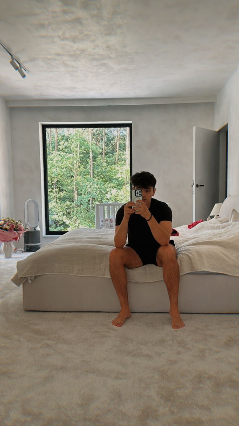 Jan Dąbrowski pokazał swój dom położony w lesie