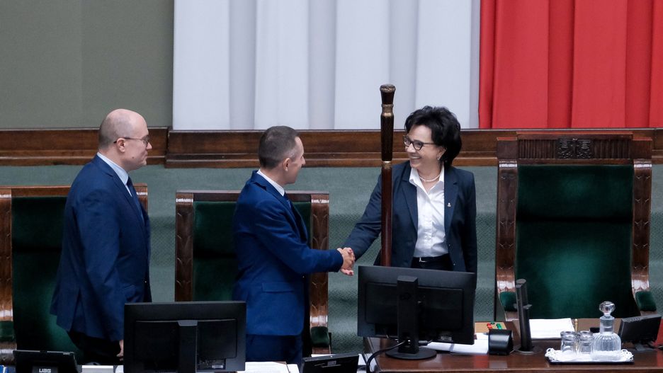 Warszawa, 20.10.2022. Marszałek Elżbieta Witek (P) na sali obrad Sejmu w Warszawie, 20 bm. Sejm wznowił posiedzenie. Izba ma się zająć dwoma pilnymi rządowymi projektami ustaw: w sprawie dystrybucji węgla przez samorządy oraz o maksymalnych cenach energii dla małych i średnich firm, samorządów i podmiotów wrażliwych. Zaplanowane są także głosowania. (mr) PAP/Mateusz Marek