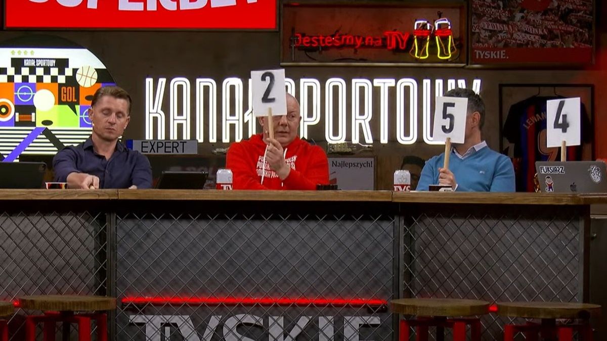 Wojciech Kowalczyk (w czerwonej bluzie) przyznał niską notę Robertowi Lewandowskiemu