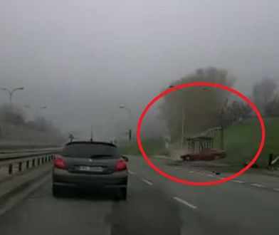 Uderzył z impetem w przystanek autobusowy. "Ten kierowca stanowił realne zagrożenie"