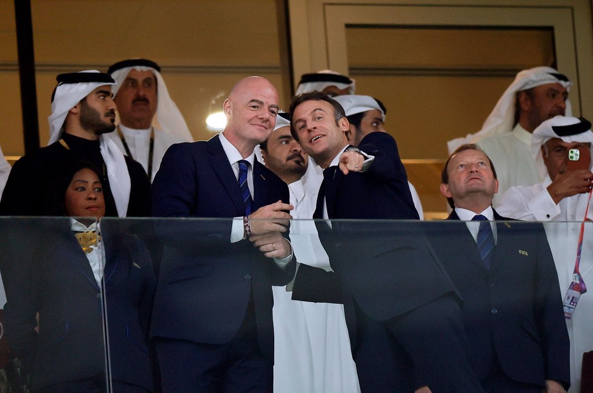 Emmanuel Macron i prezydent FIFA Gianni Infantino podczas meczu finałowego mundialu w Katarze