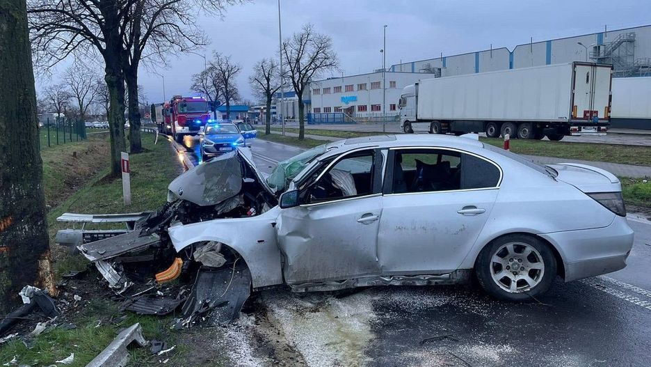 BMW uderzyło w drzewo w Namysłowie (woj. opolskie)