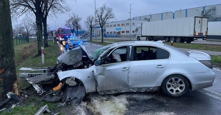 Uderzył w drzewo. Z BMW niewiele zostało