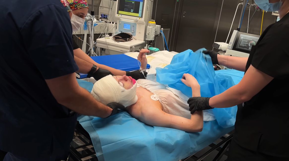 Julia von Stein podczas operacji plastycznej