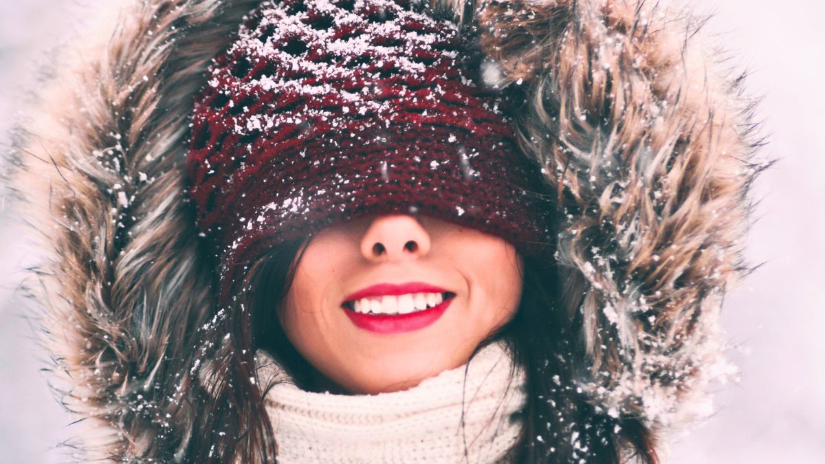 Kobieta w kurtce z pomalowanymi ustami