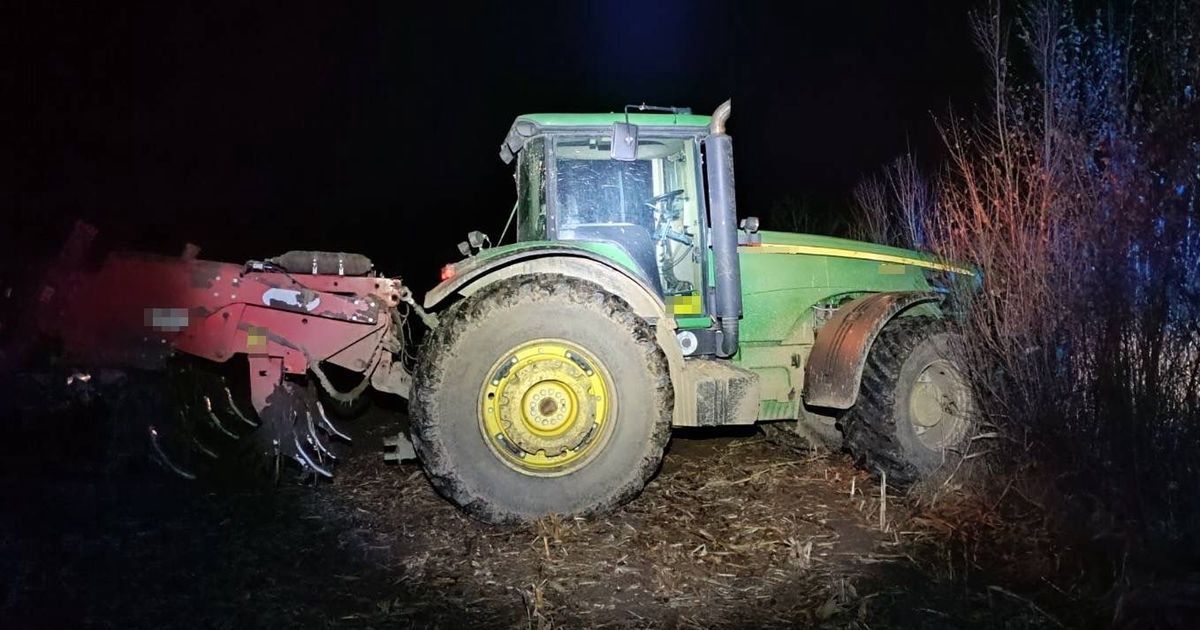 Pijany wjechał traktorem w drzewo. Jego kolega zrobił to samo, gdy zobaczył policję