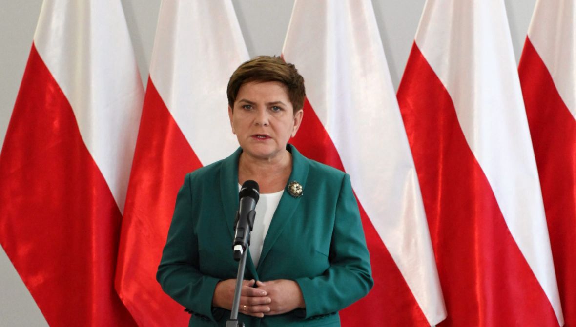 Wrzesień 2015 roku. Beata Szydło, wówczas kandydatka PiS na urząd premiera, krytykuje stanowisko Ewy Kopacz w sprawie liczby uchodźców, których ma przyjąć Polska. W rok później nasza polityka migracyjna legła w gruzach