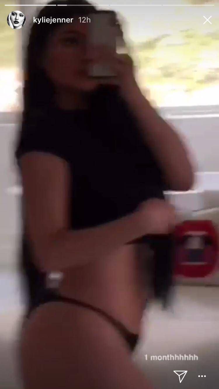 Kylie Jenner pochwaliła się brzuchem po ciąży