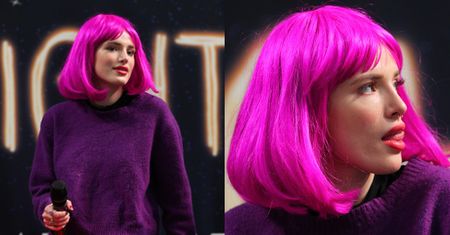 Bella Thorne w różowej peruce rozdaje autografy