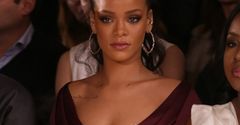 Rihanna w burgundowej sukience na Nowojorskim Tygodniu Mody