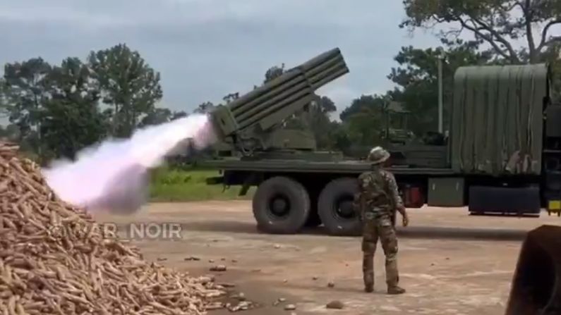 Kambodżański RM-70 odpala rakiety w stronę Tajlandii.