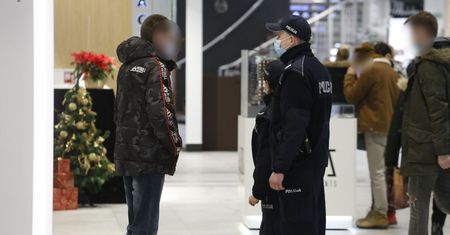 Był poszukiwany, wpadł przez brak maseczki. Z galerii handlowej trafił do policyjnej celi