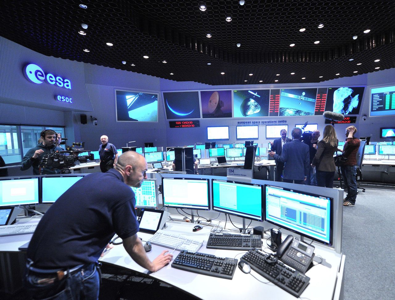 Sala kontroli misji ESA w Europejskim Centrum Operacji Kosmicznych (ESOC) w Darmstadt, Niemcy.