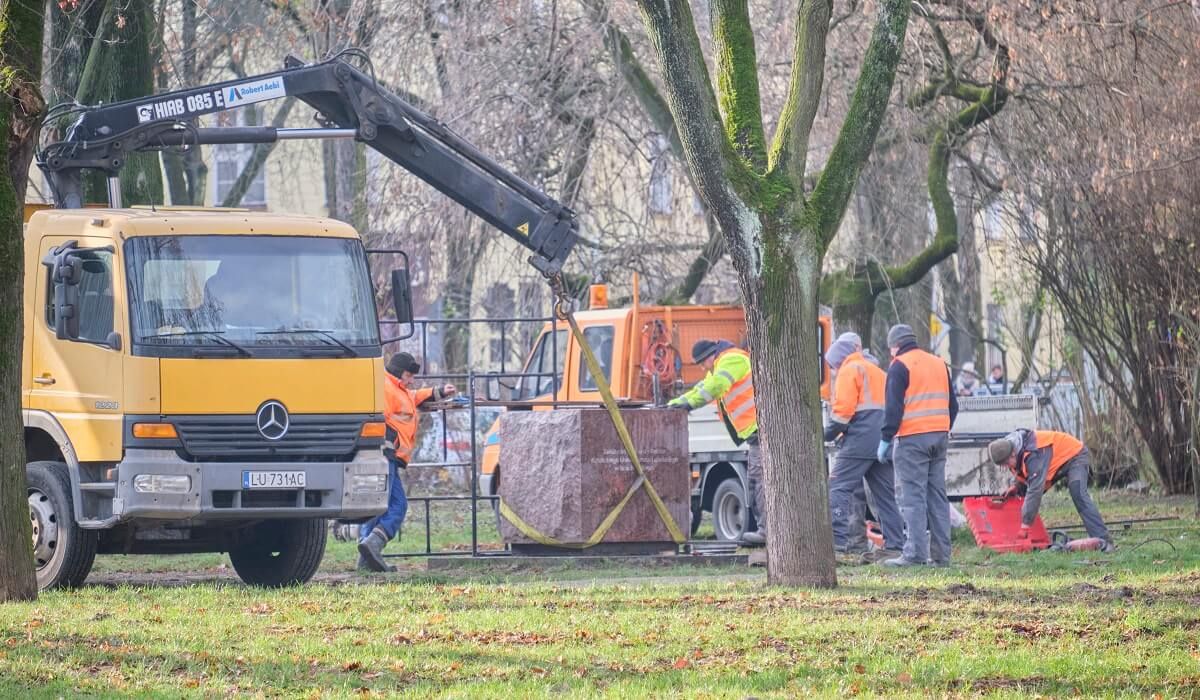 Pomnik ks. Idziego Radziszewskiego zniknął ze skweru abp. Józefa Życińskiego