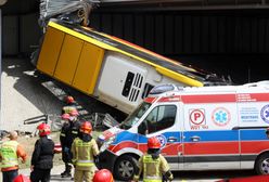 Autobus spadł z mostu w Warszawie. Pasażerka: nagle kierowca jakby na chwilę stracił przytomność