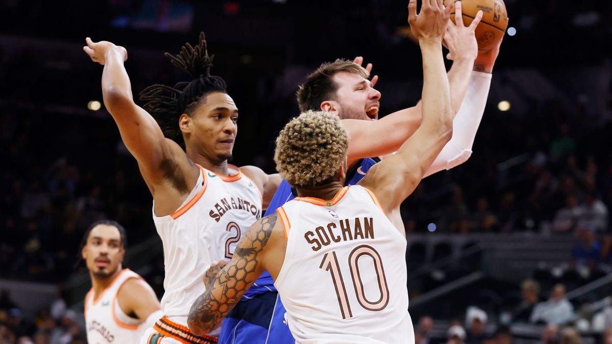 PAP/EPA / ADAM DAVIS  / Jeremy Sochan w walce z Luką Donciciem 