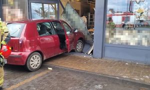 Feralny tłusty czwartek. 87-latek wjechał w budynek cukierni