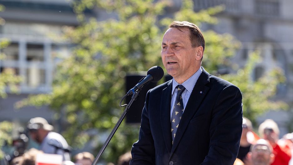 Poznań, 27.04.2025. Wybory Prezydenta RP 2025 - kampania. Minister spraw zagranicznych Radosław Sikorski przemawia na spotkaniu otwartym z kandydatem KO w zbliżających się wyborach na fotel prezydenta RP, prezydentem Warszawy Rafałem Trzaskowskim w Poznaniu, 27 bm. (ad) PAP/Paweł Jaskółka
