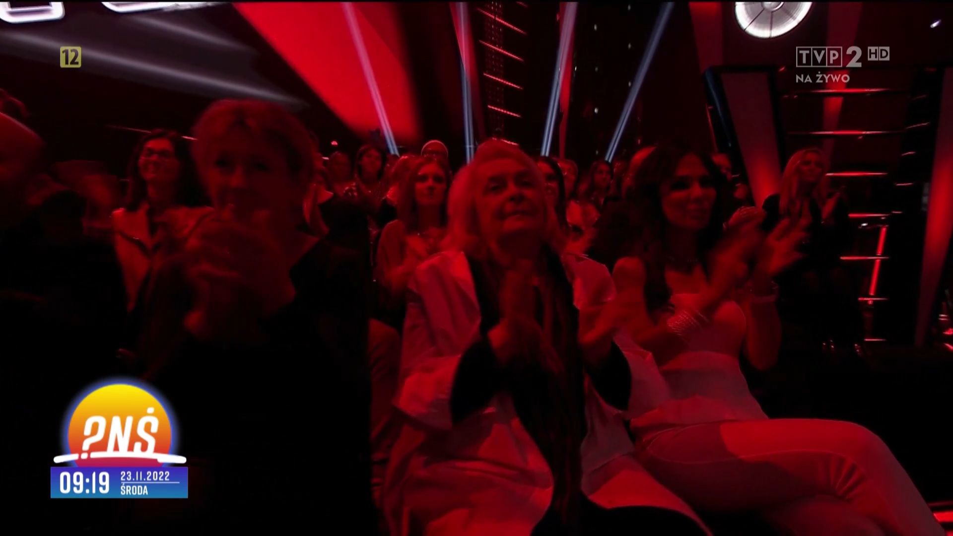 Narzeczona Karolina i mama wspierają Piotra Cugowskiego w "The Voice Senior"