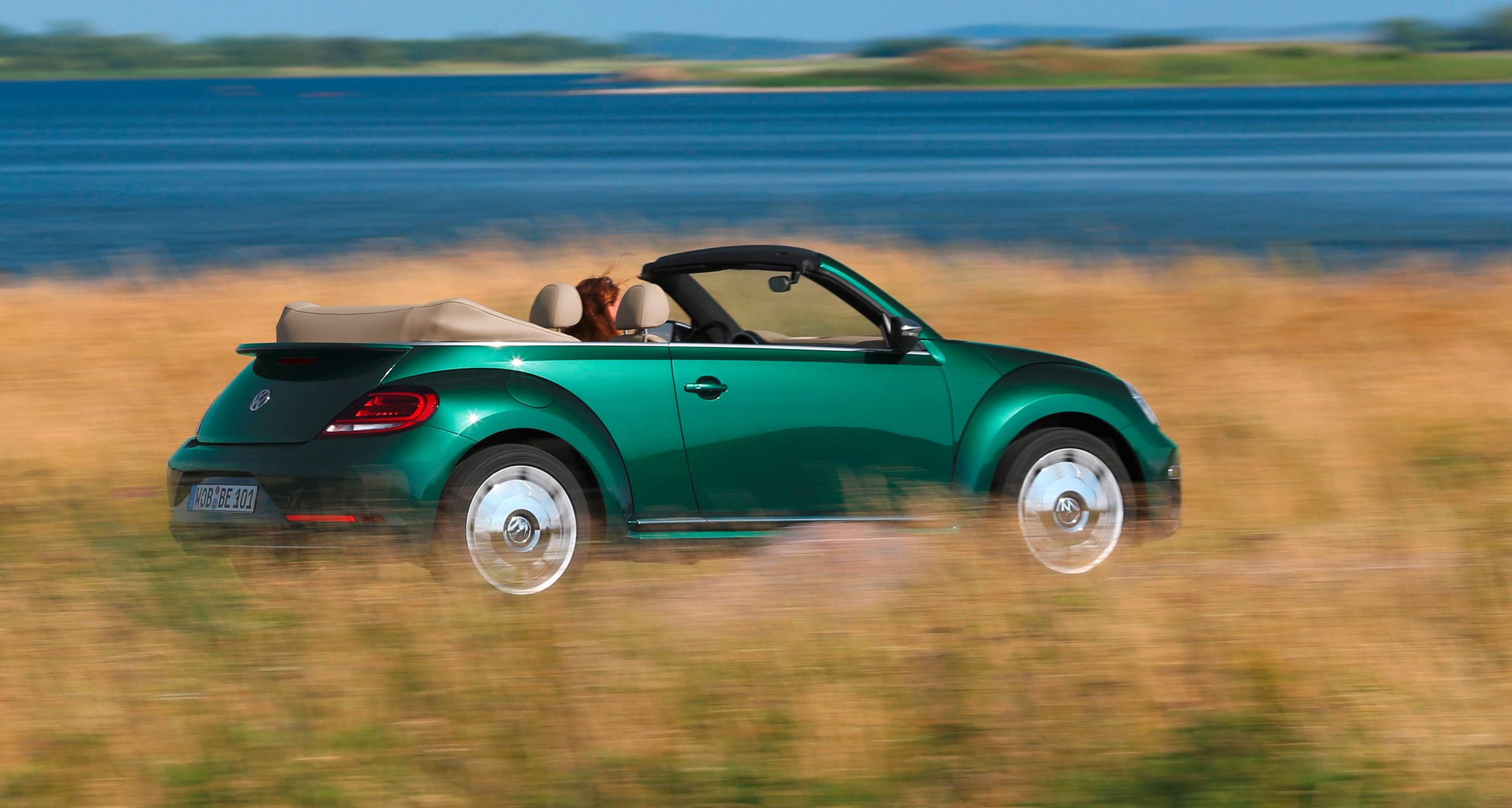 Ładnie skonfigurowana wersja Beetle'a Cabrio zada tyle samo szyku co Porsche 911