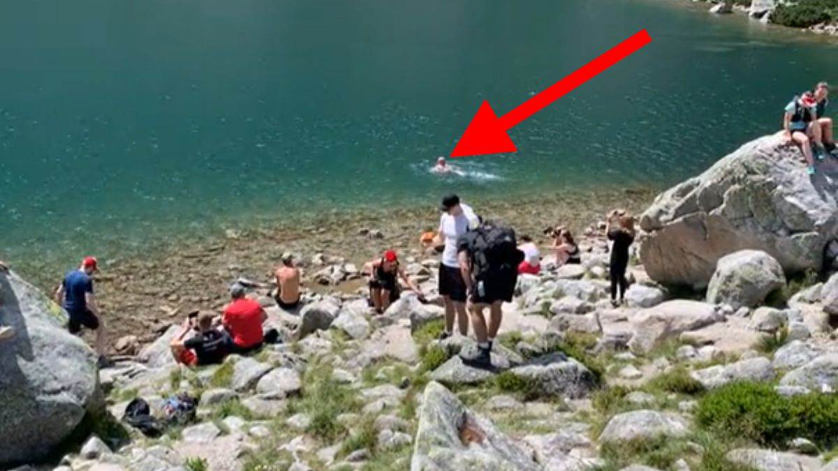 Pewien mężczyzna pływał w Czarnym Stawie