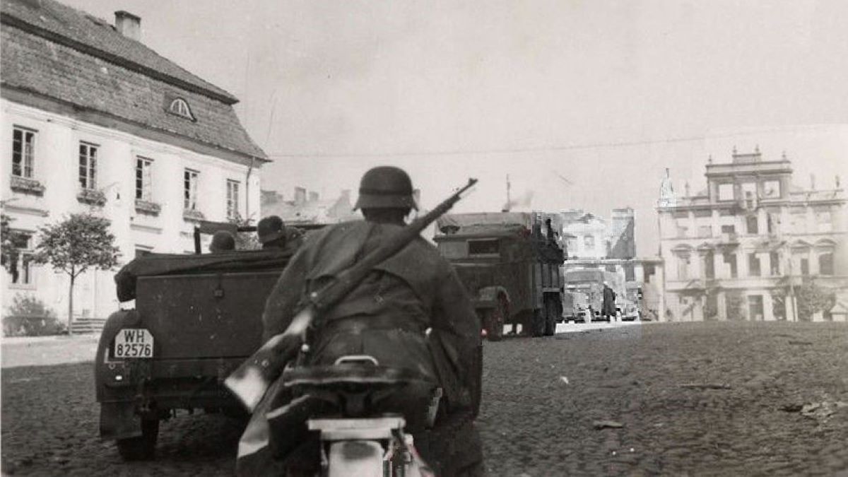 Niemcy zajmujący Mławę w 1939 roku