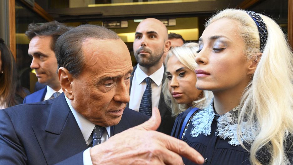 Silvio Berlusconi leaving the Chamber of Deputies in Rome
epa10250907 Leader of 'Forza Italia' Silvio Berlusconi speaks to journalists leaving the parliamentary groups at the Chamber of Deputies with Member of Italian Chamber of Deputies, Marta Fascina (R), Rome, Italy, 18 October 2022.  EPA/MAURIZIO BRAMBATTI 
Dostawca: PAP/EPA.
MAURIZIO BRAMBATTI