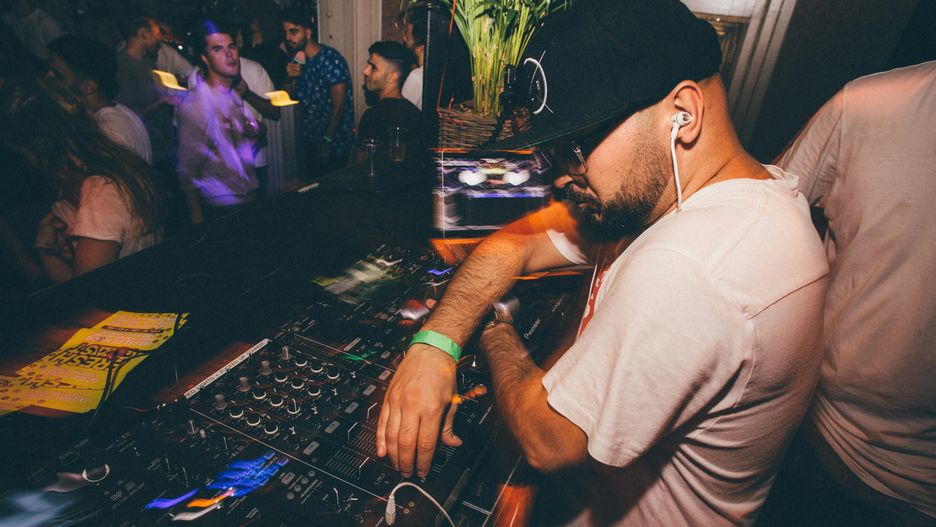 DJ
