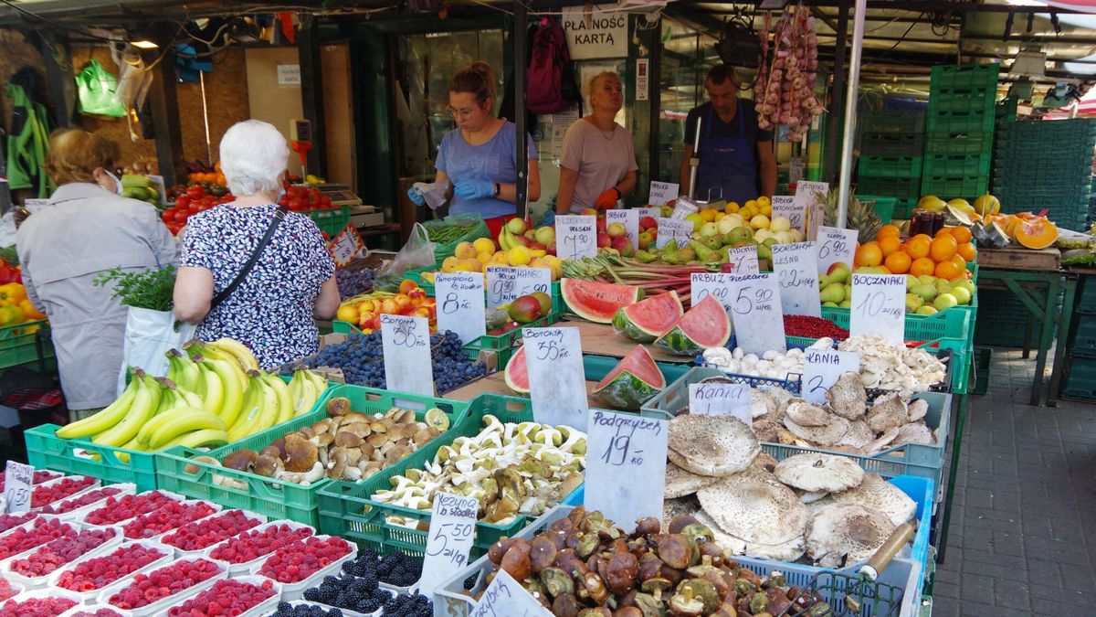 Stock MaBa
PHOTO: ZOFIA I MAREK BAZAK / EAST NEWS   Warszawa N/Z Targowisko przy Hali Mirowskiej, stoisko z zywnoscia, owoce, legalna sprzedaz swiezywch grzybow - borowiki szlachetne, podgrzybki, kanie, boczniaki, pieczarki
ZOFIA BAZAK