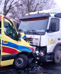 Czołowe zderzenie karetki pogotowia z pojazdem ciężarowym. Trzy osoby poszkodowane
