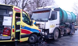 Czołowe zderzenie karetki pogotowia z pojazdem ciężarowym. Trzy osoby poszkodowane