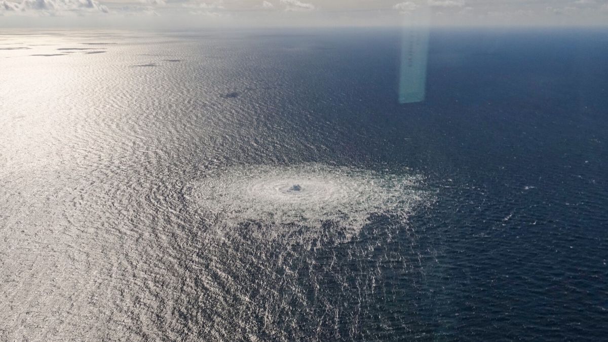 A handout photo taken from a Danish F-16 jet on 27 September 2022 and made available by the Danish Defence Command shows a gas leak of the Nord Stream 2 pipeline off Bornholm, Denmark, Baltic Sea. The Danish energy agency confirmed 27 September 2022 three gas leaks on the Nord Stream 1 and 2 pipelines. EPA/Danish Defence Command / HANDOUT HANDOUT EDITORIAL USE ONLY/NO SALES Dostawca: PAP/EPA.