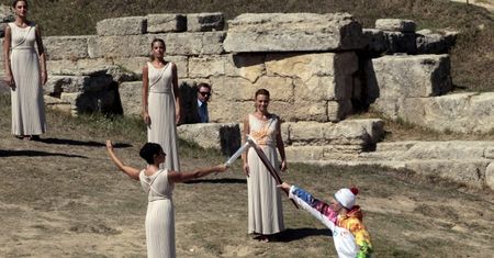 Zapłonął olimpijski ogień. Zobacz ceremonię