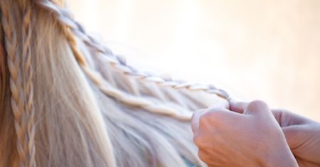 Fryzury z lat 90. znów hitem. Zobacz, jak wykonać tak zwane "baby braid"
