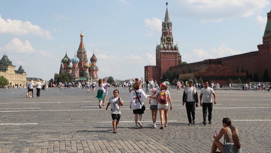 People walk on the Red Square outside the Kremlin in Moscow, Russia, 02 July 2024. The temperature in Moscow exceeded 32 degrees Celsius. EPA/MAXIM SHIPENKOV Dostawca: PAP/EPA.