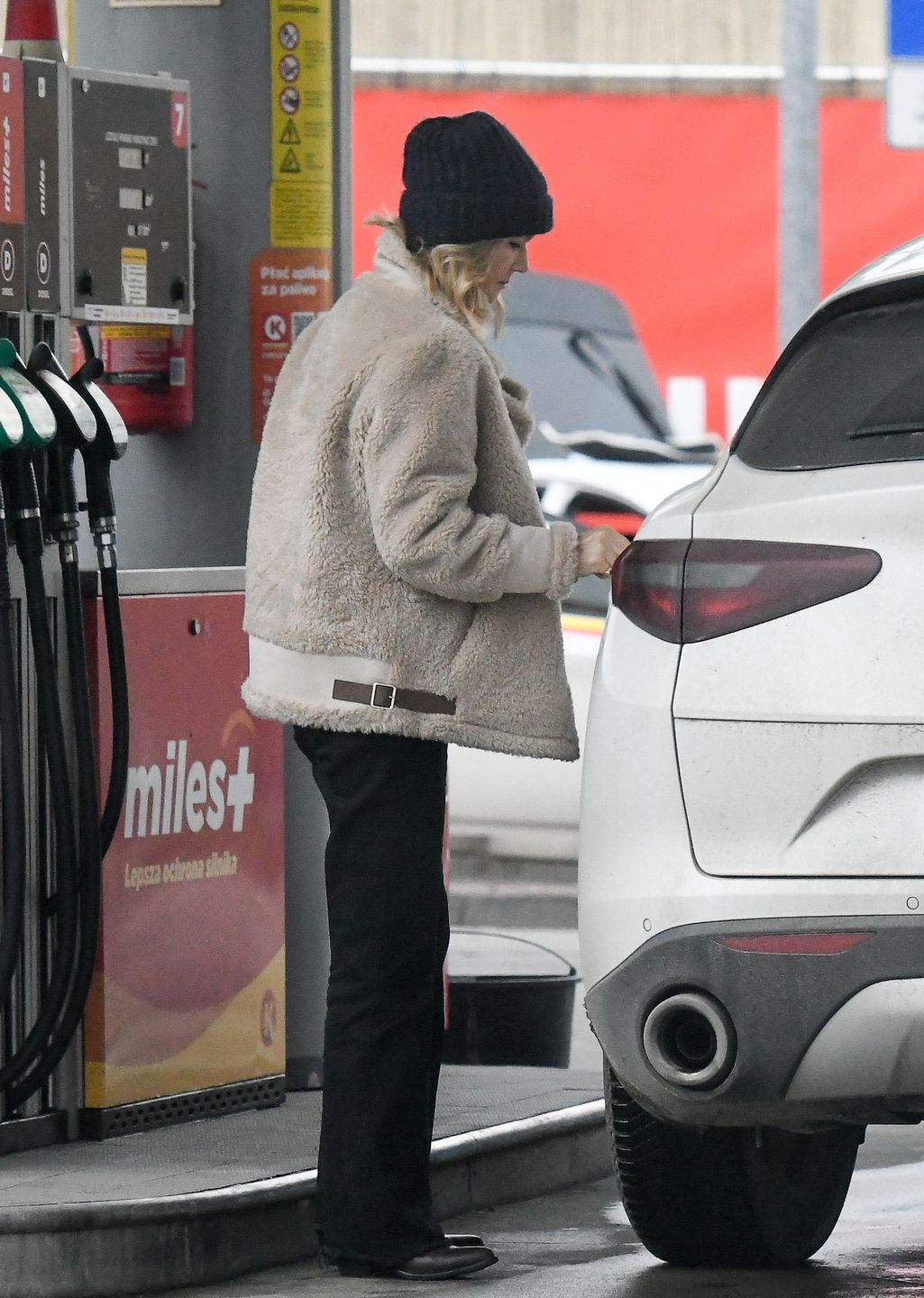 Grażyna Torbicka na stacji benzynowej