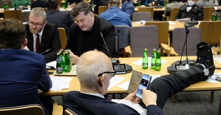Korwin-Mikke z nogą na stole. Arłukowicz krytkuje Konfederację: Ekipa tchórzy i hipokrytów