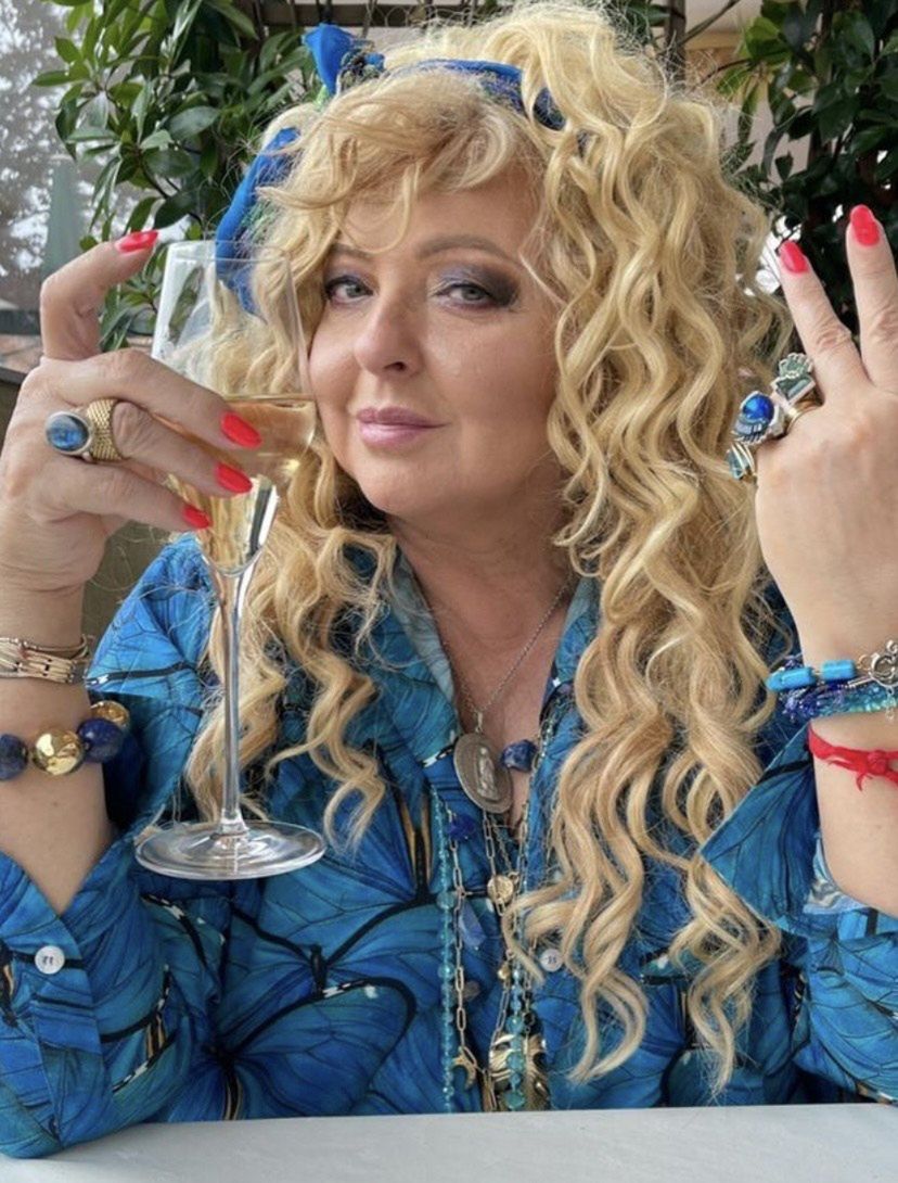 Zrelaksowana Magda Gessler świeci naturalnym licem na seflie. Fani: "TROCHĘ JAK BRITNEY SPEARS"