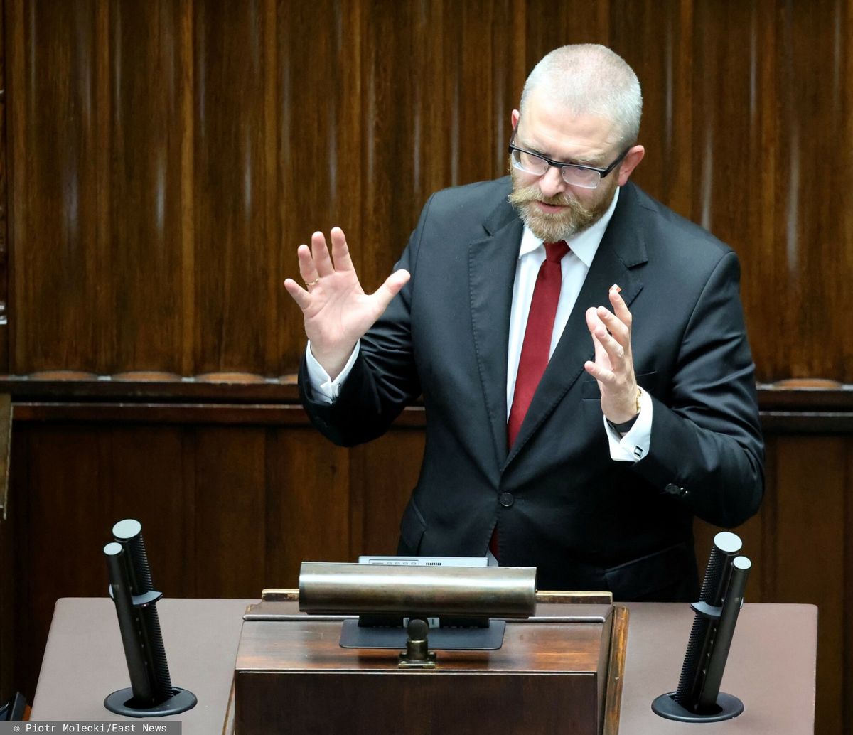 Braun żalił się w Sejmie: Prezydium Sejmu okrada moją rodzinę 