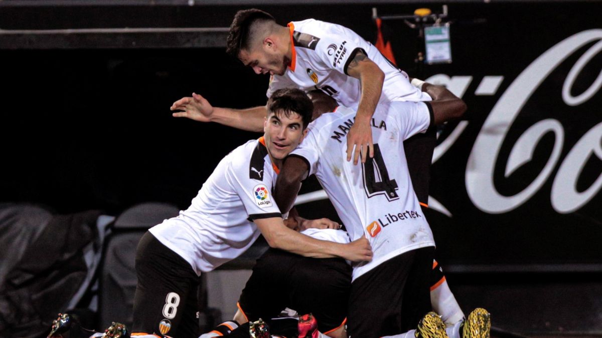 piłkarze Valencia CF cieszą sie z bramki