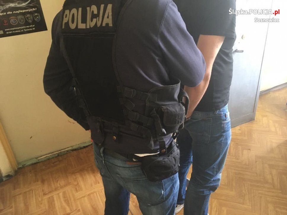 Śląskie. Policja szybko zatrzymała sprawców brutalnego pobicia mężczyzny w bloku w Sosnowcu Zagórzu.