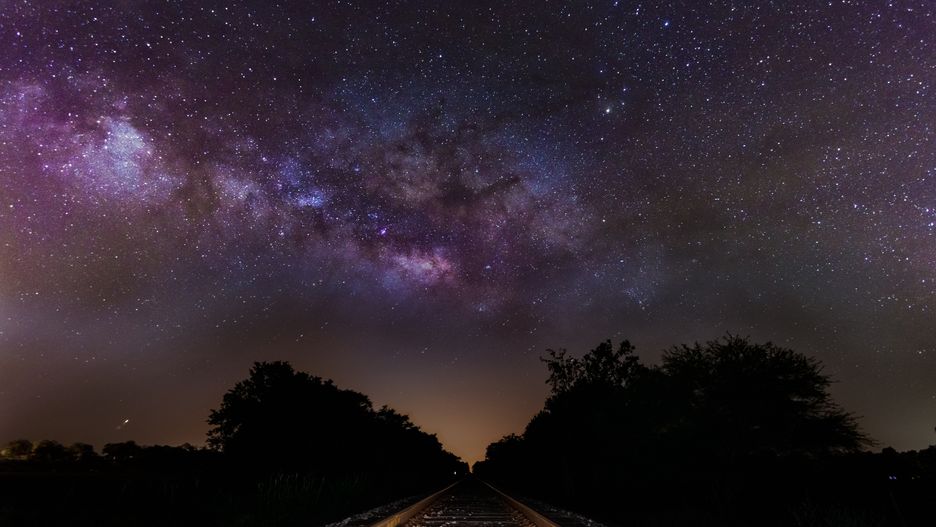 Pociąg Starlink nie zniknął. Satelity zbliżają się nad Polskę