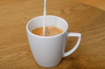 Dolewasz mleko do kawy? To może szkodzić jelitom