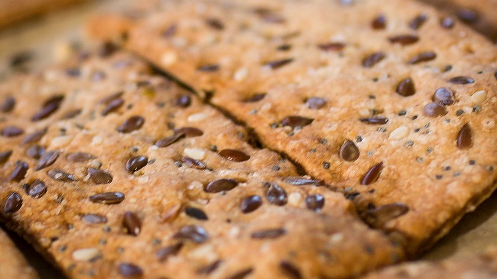 Krakersy pełnoziarniste o niskiej zawartości soli