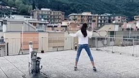 Niezwykły pomysł na tenis we Włoszech. Dwie nastolatki zagrały na dachu (wideo)